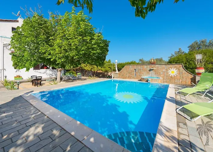 Traditional Villa Eucharis With Swimming Pool