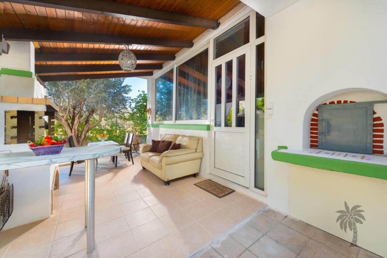Traditional Eucharis With Swimming Pool Villa *