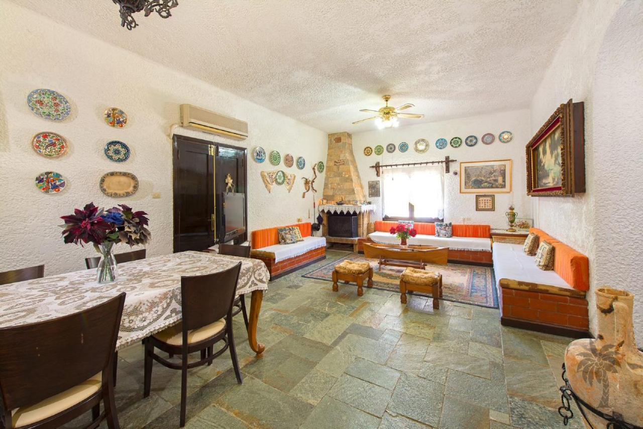 Traditional Eucharis With Swimming Pool Villa